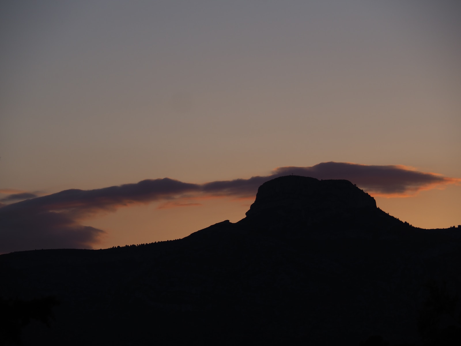 Photo par Rafael Garcin silhouette of mountain during sunset